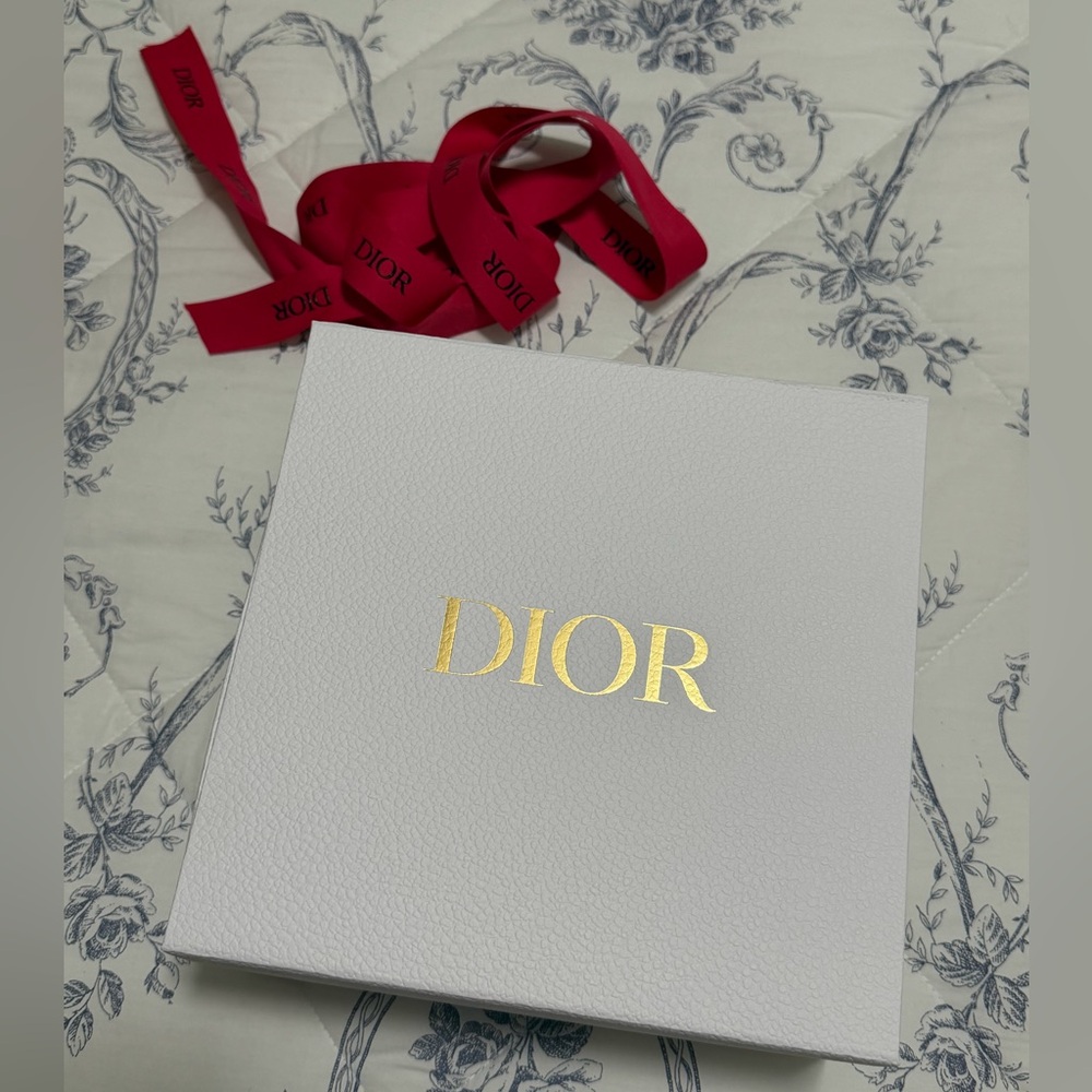 Dior White Box with Red Ribbon - Picture 4 of 8